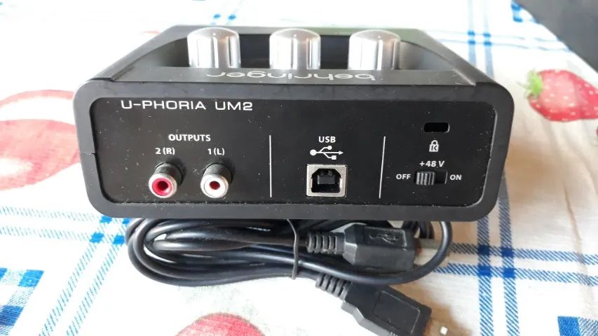 interface behringuer u-phoria um2 - Foto 3