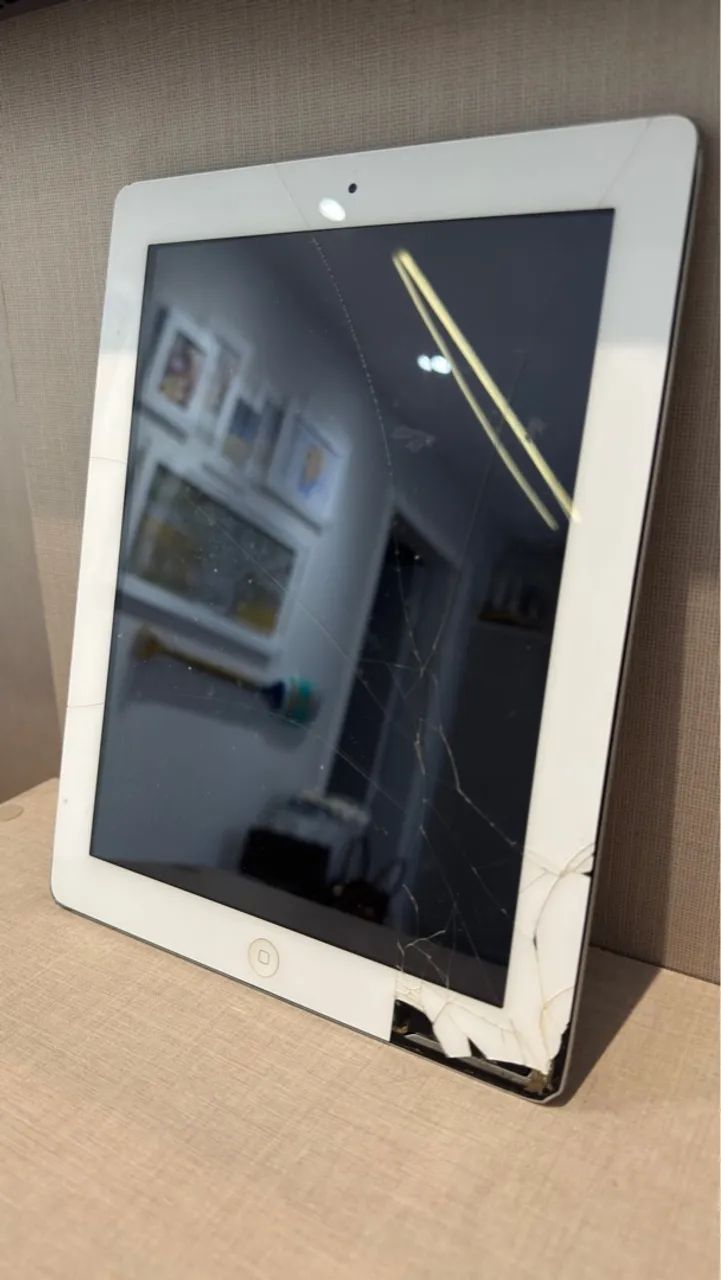 Tablet Apple iPad 2 com tela trincada PARA PEÇAS  - Foto 3