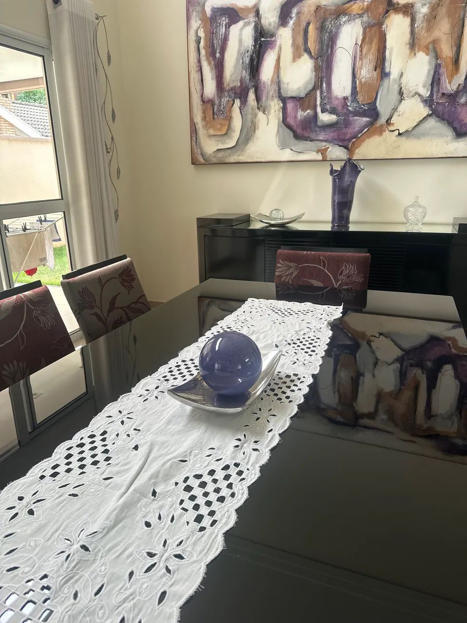 Mesa de Jantar 8 Lugares de Vidro Preto, Base e Cadeiras em Madeira Pintada  - Foto 5