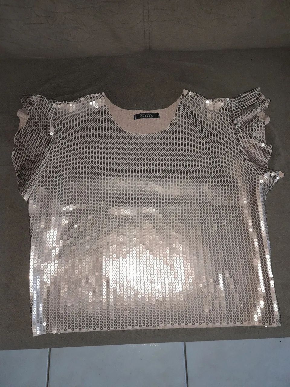 Blusa de paetês com mangas de babado