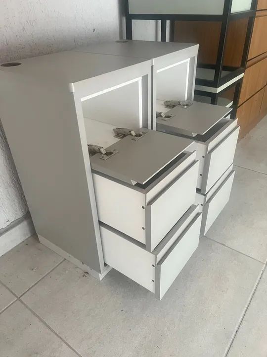 Mesa de cabeceira branca com 2 gavetas e 1 porta basculante  - Foto 2