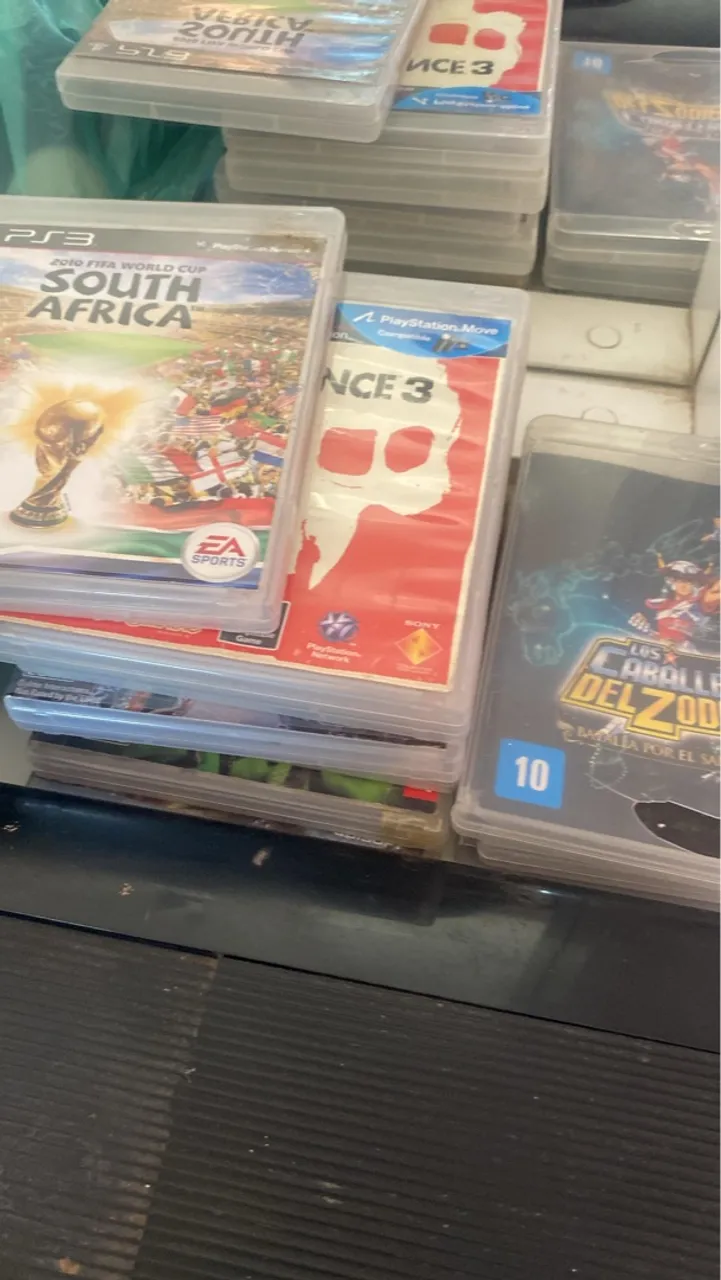 PlayStation 3 em bom estado com jogos e controles