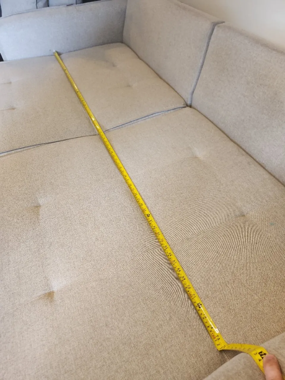 Sofá cama grande semi novo de qualidade da loja Silvia Design de linho cru 6 meses
