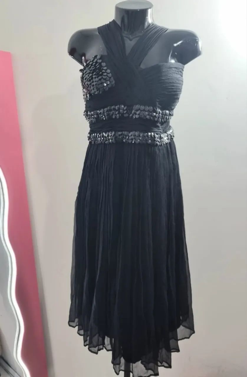 Vestido preto em seda com aplicações Daslu