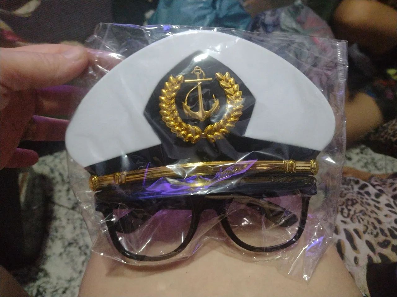 Óculos com Chapéu de Marinheiro - Novo