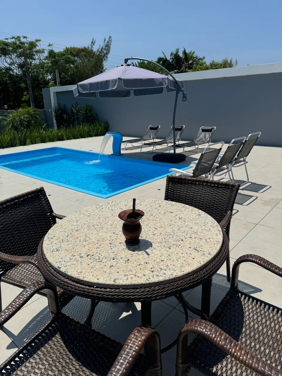 Excelente casa com piscina e apartamentos com ar condicionados.