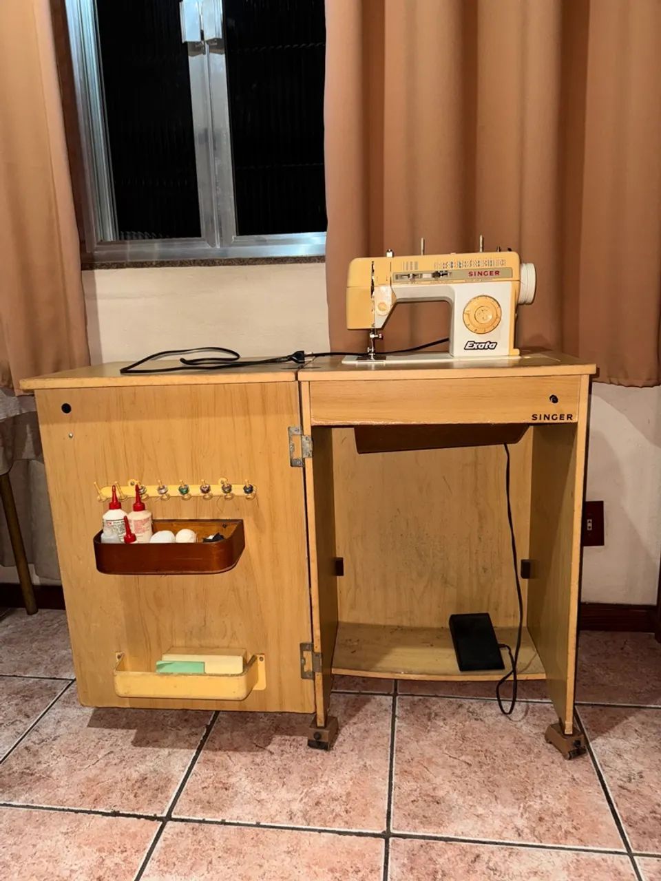 Máquina de Costura Singer Exata com gabinete  - Foto 4