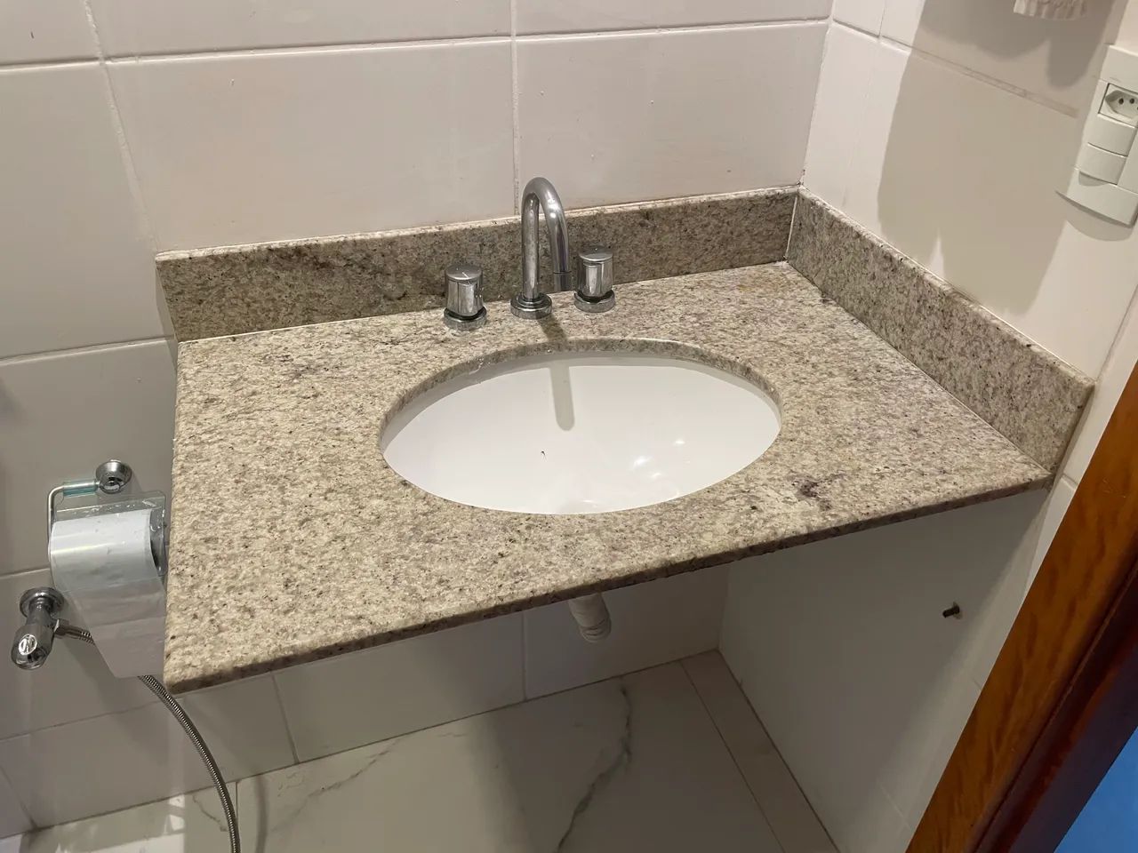 Vendo 1 bancada de granito com torneira deca e Cuba deca!