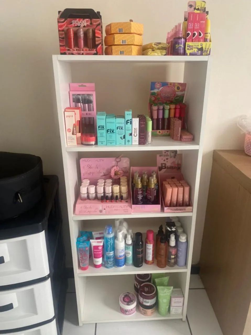Passo estoque de maquiagem, com produtos originais e com boa validade 
