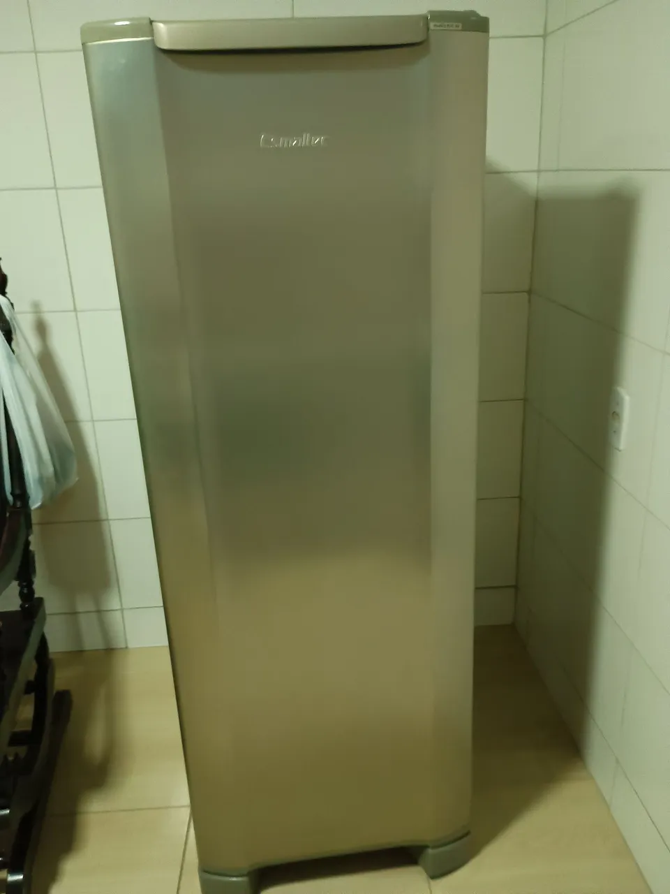Geladeira Esmaltec ROC 35 INOX 259 litros 220w
