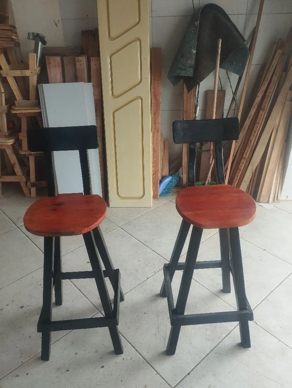 2 Banquetas de madeira com encosto - Foto 4