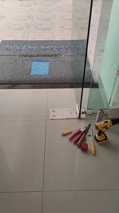 MANUTENÇÃO DE MOLA DE PORTA DE VIDRO - Foto 3