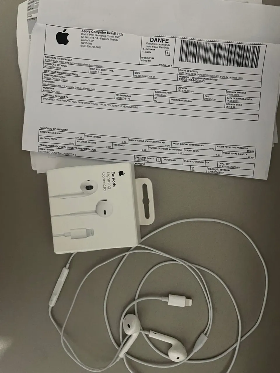 Apple EarPods com conector Lightning - Novo