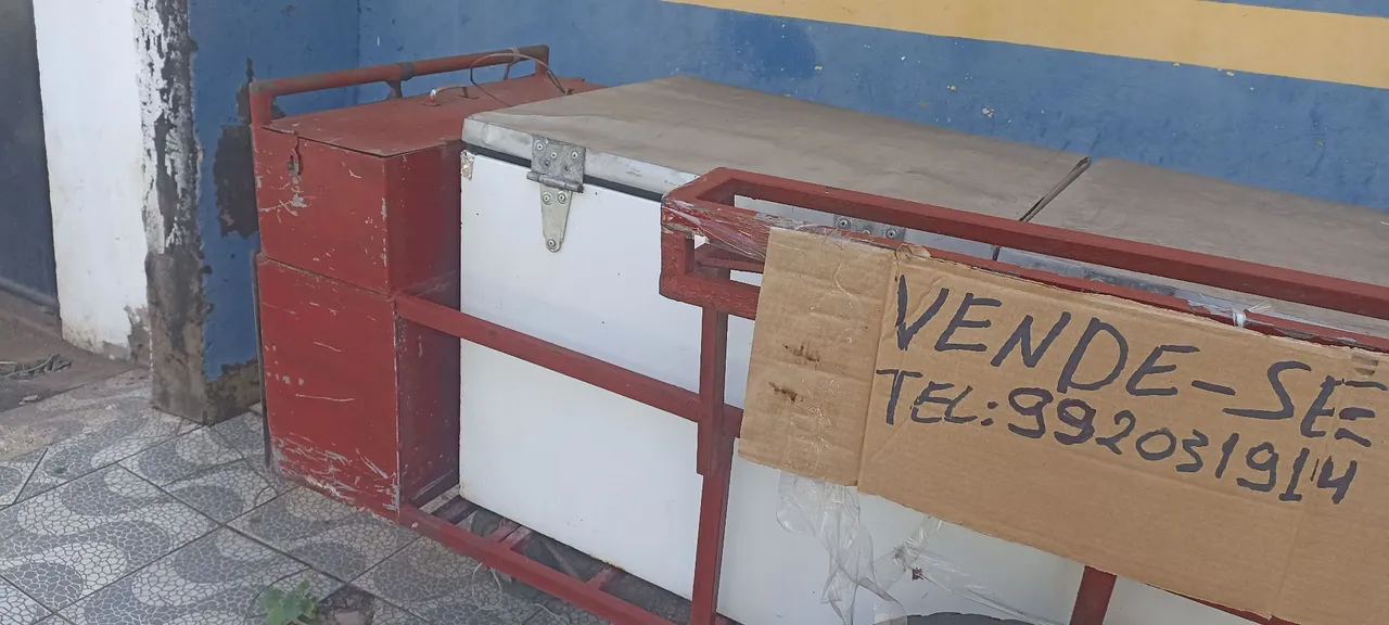 Carrinho de venda ambulante com ponto na orla em frente o mascotinho