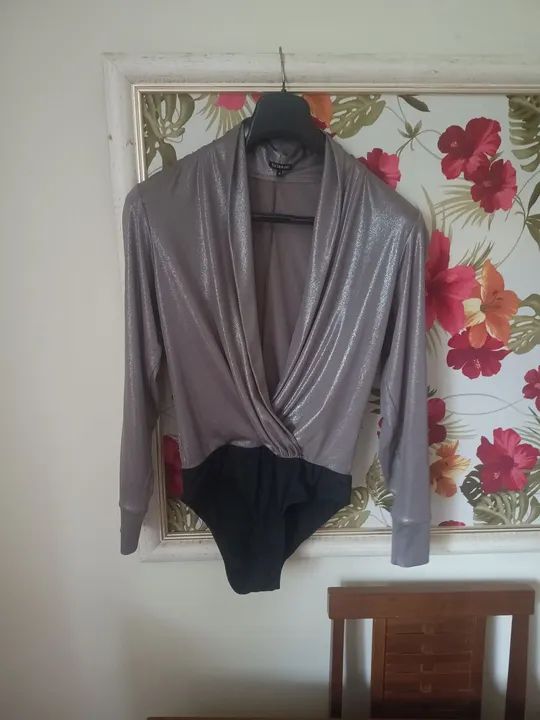 Body Lelis Blanc Original Prata com Decote V - Foto 5