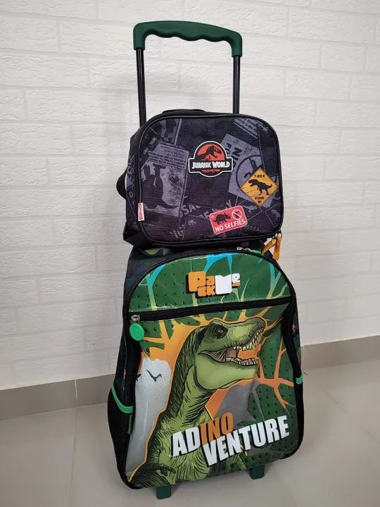 Mochila Adventure Rex com Rodinhas + Lancheira Jurassic World SESTINI