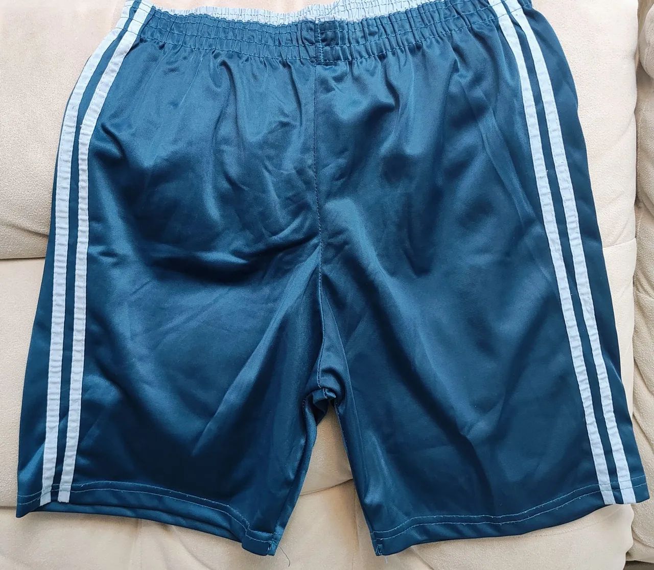 Bermuda de Moletom Azul com Listras Brancas