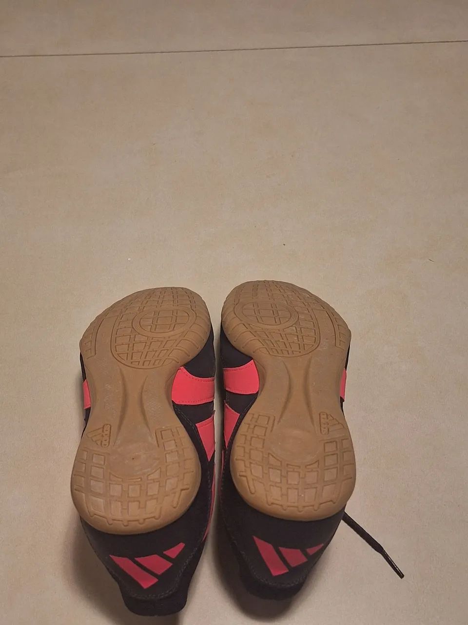 Chuteira Adidas Predator Club Sala roxo e rosa - Foto 3