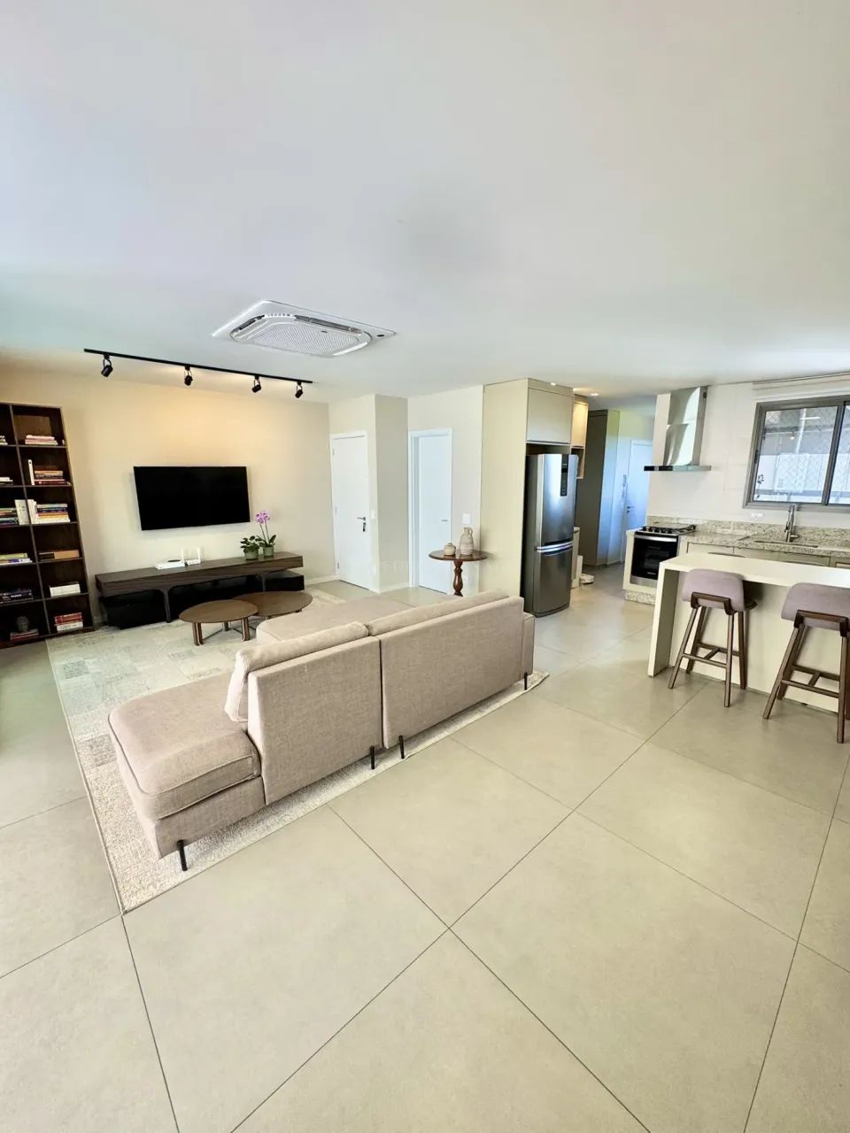 Alugue já este lindo apartamento na Avenida Guedner, Zona 08 em Maringá