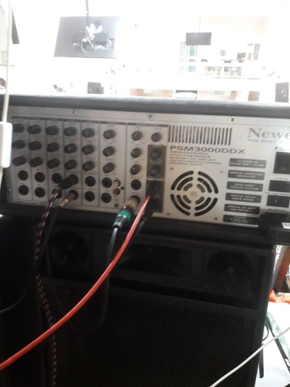 Amplificador com duas caixas para vozes 
