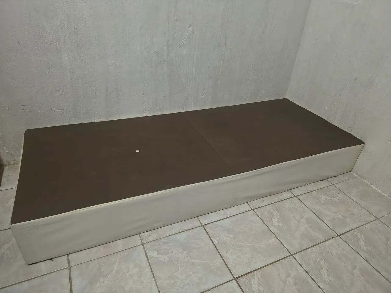 Cama box solteiro Ortobom branca toda boa  tem os pés 