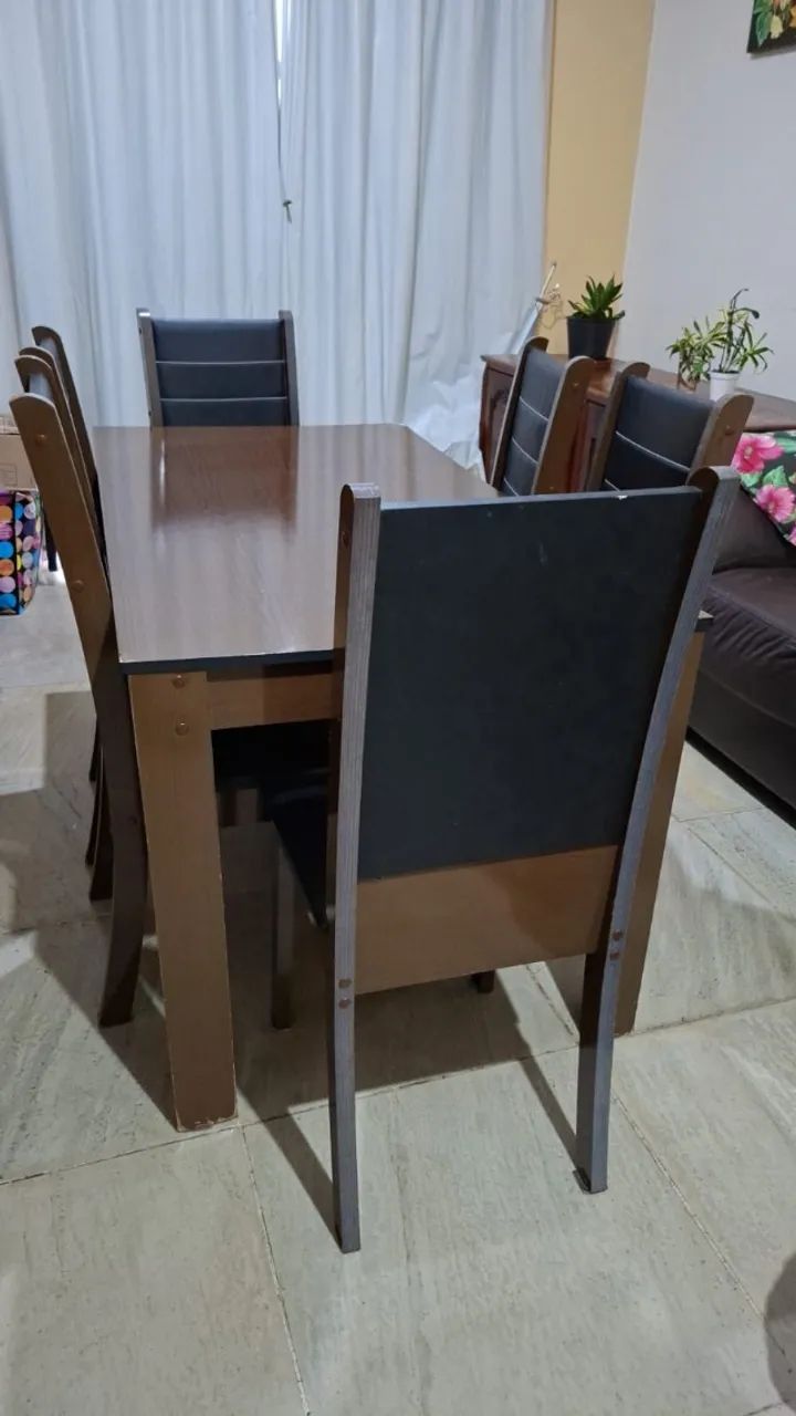 Mesa de sala com seis cadeiras