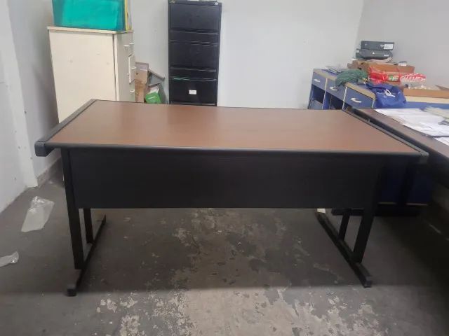 MESA ESCRITORIO DE EMPRESA,COM GAVETEIRO TAMANHO 1,40 X0 ,70 - Foto 2
