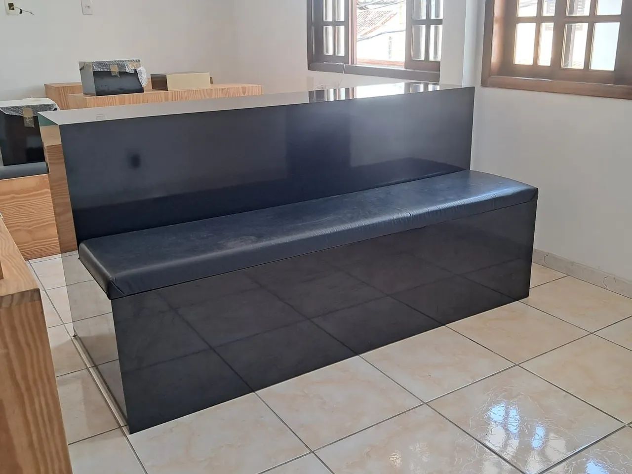 Banco grande preto estofado - Foto 2