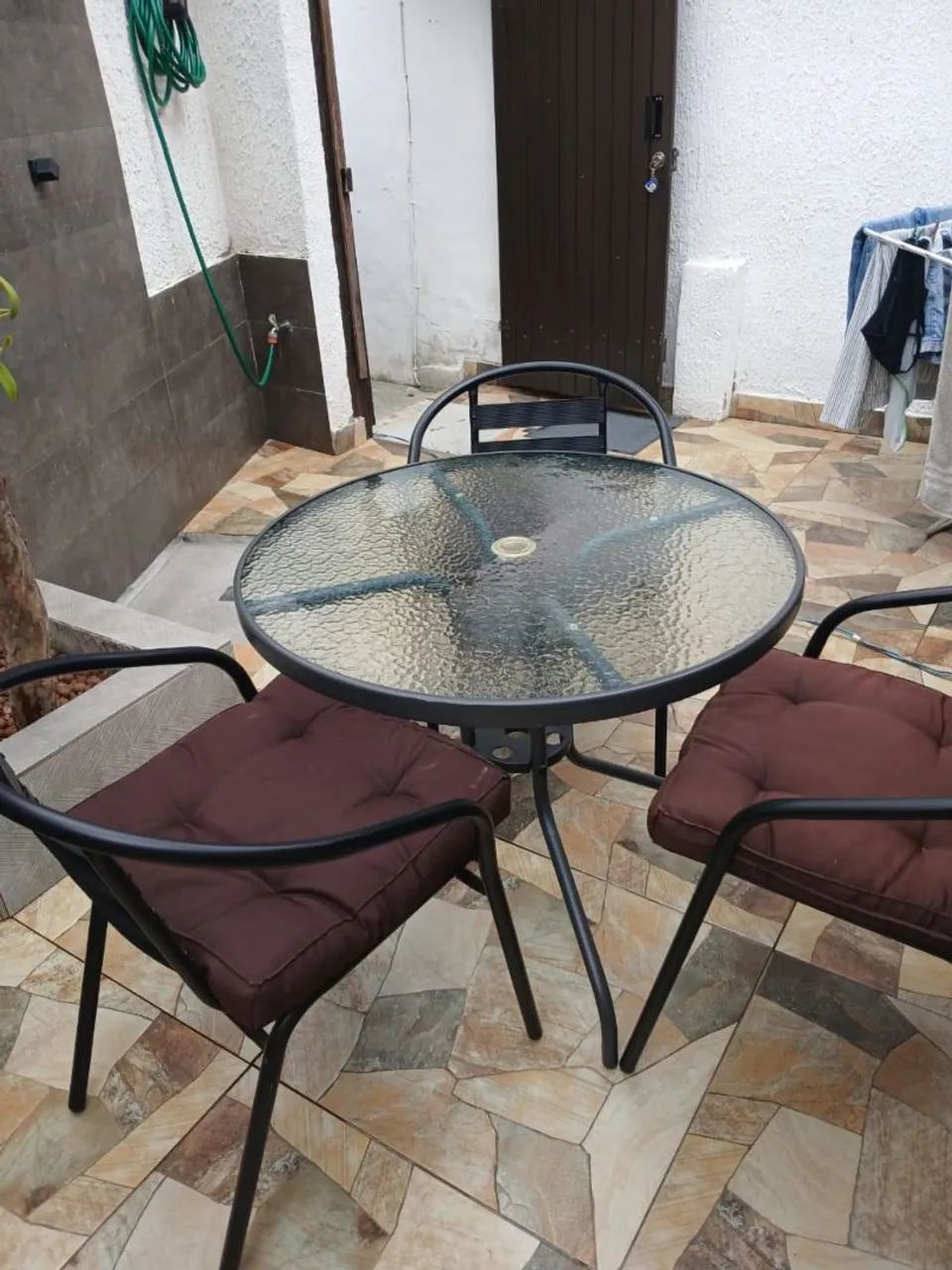 Mesa com vidro e três cadeiras com almofadas  - Foto 3