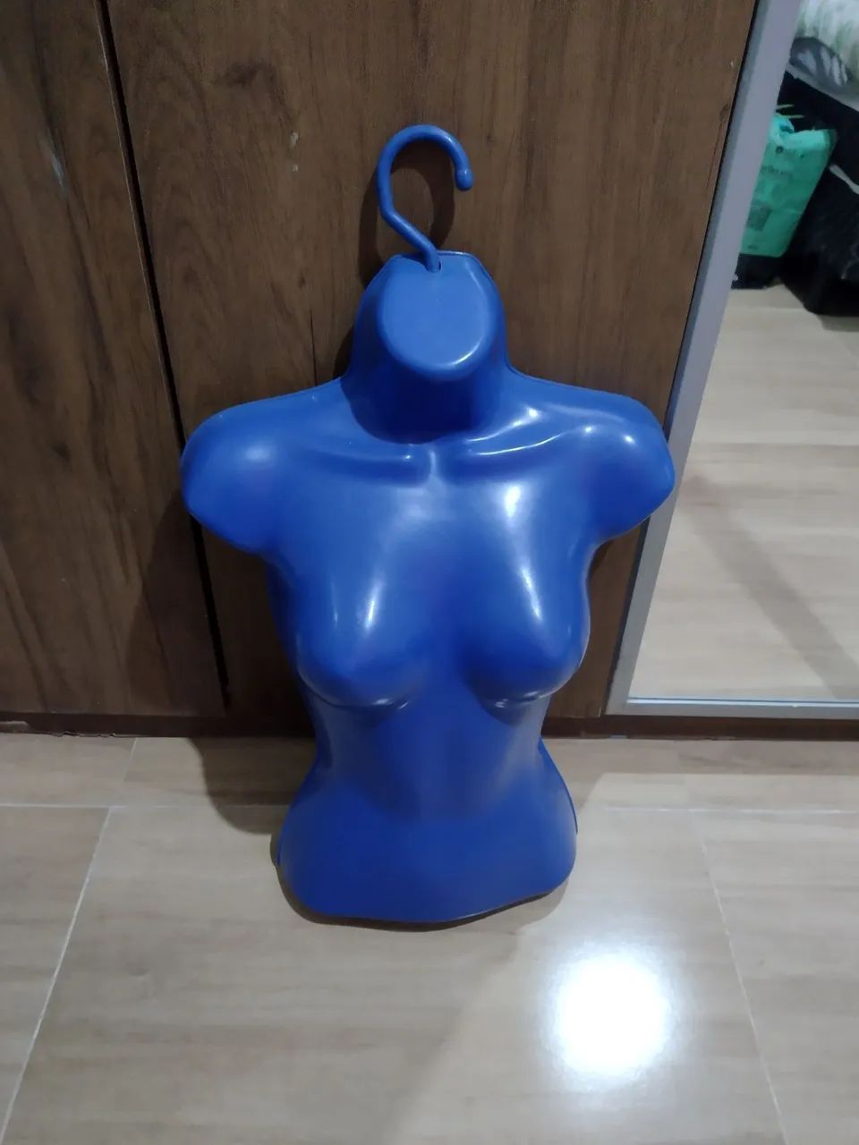 Cabide busto entrego