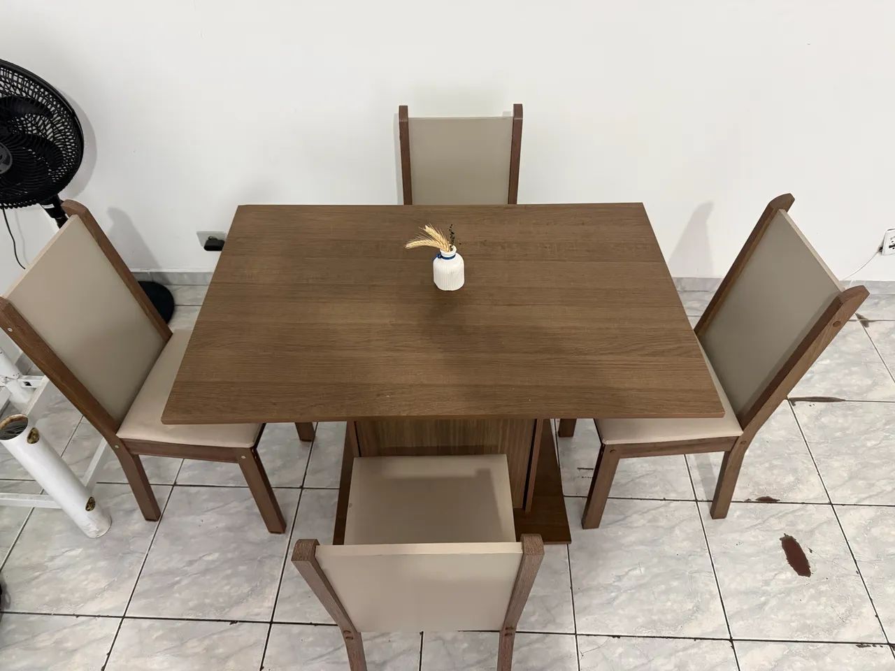 MESA COM 4 CADEIRAS