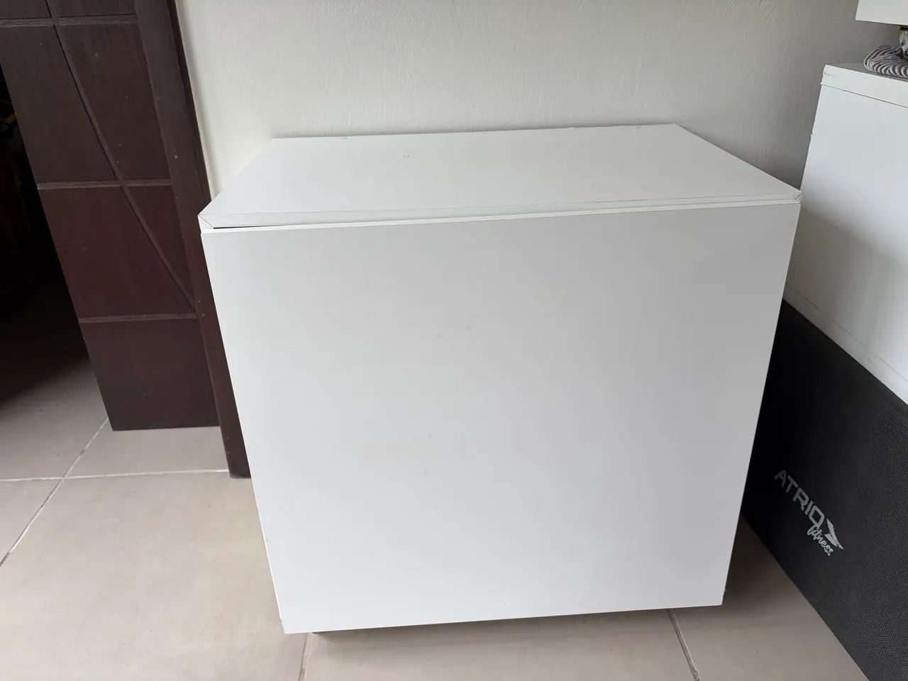 Balcão branco em bom estado.