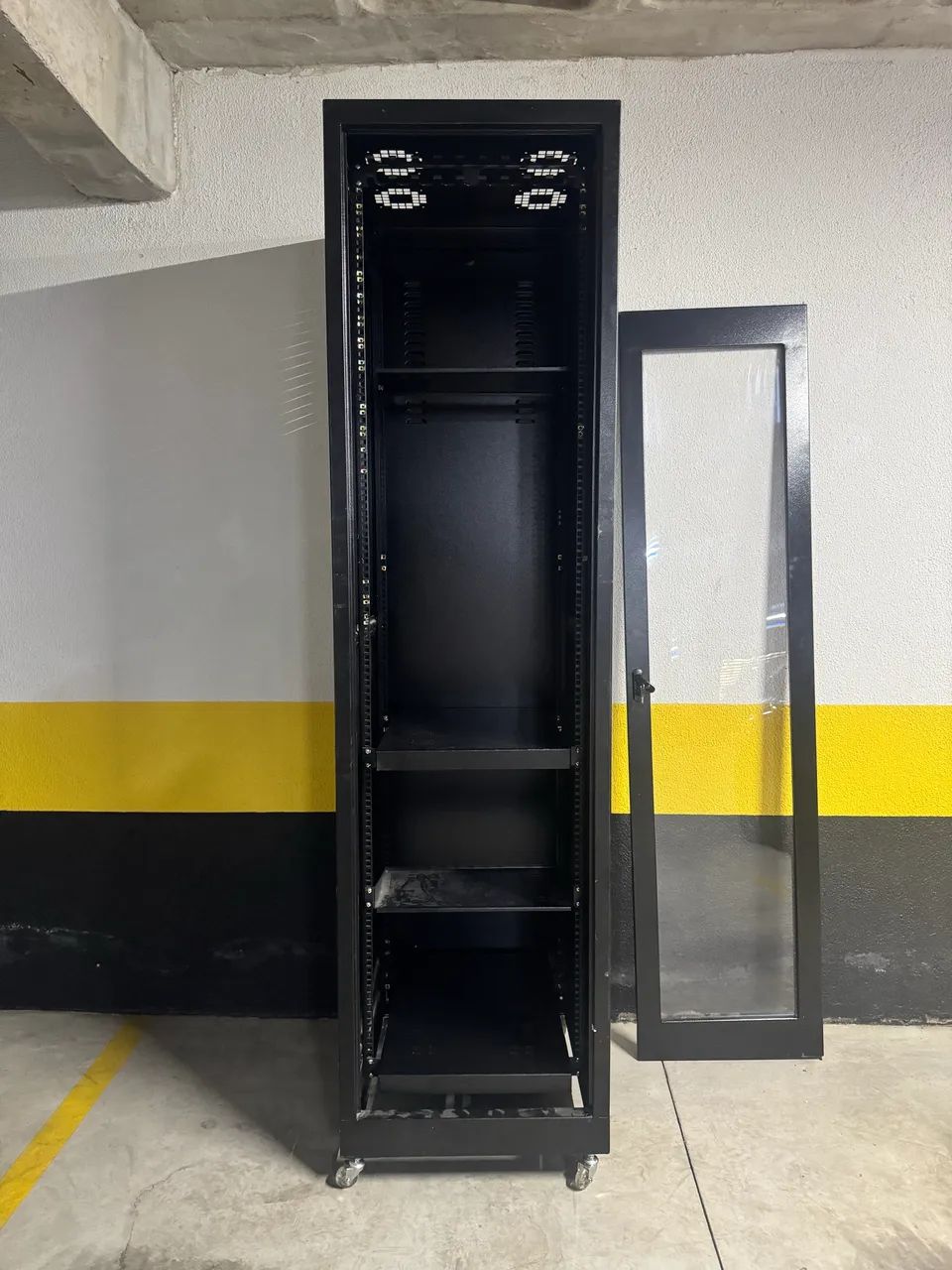 Rack de Piso para servidor - em ótimo estado. 