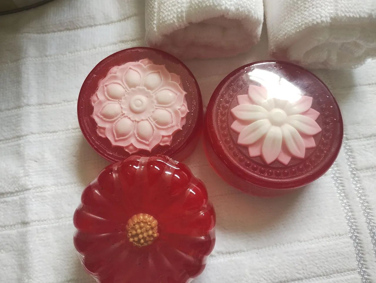 Kit 3 sabonete glicerinado perfumado morango  - Foto 5