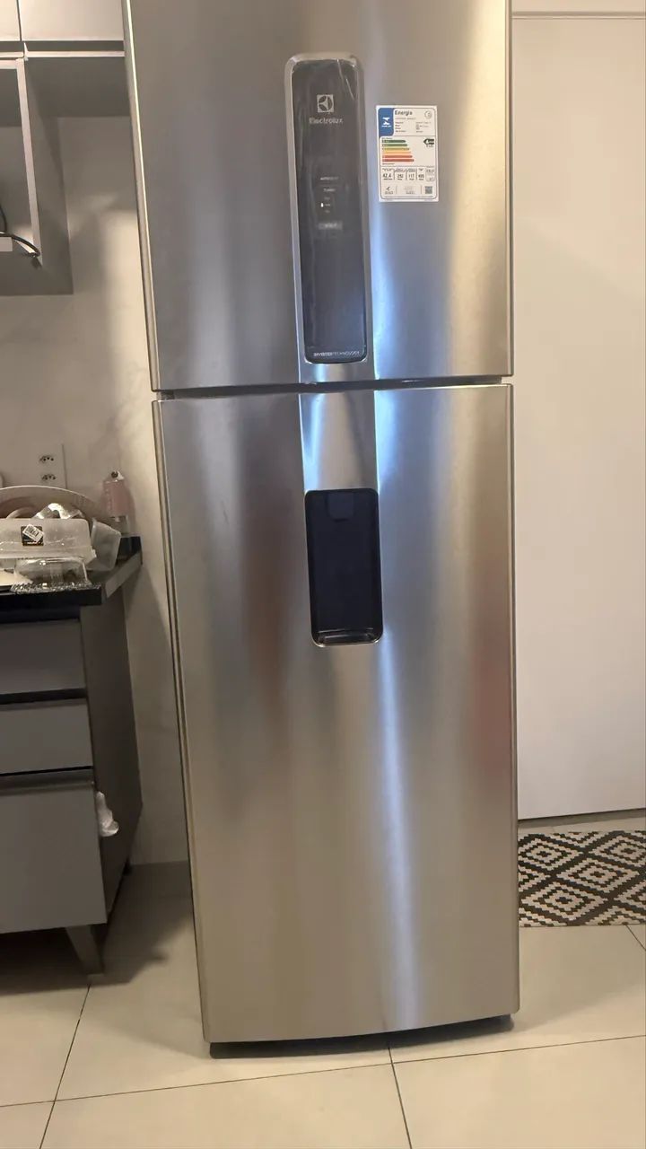 Geladeira Electrolux inox 3 meses de uso com água na porta - Foto 3