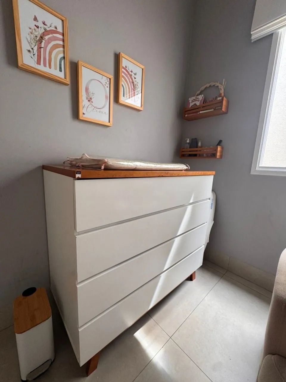 Quarto Sorrento Branco Premium: Cômoda + Berço Mini Cama com Molduras e Pés Mel - Foto 4