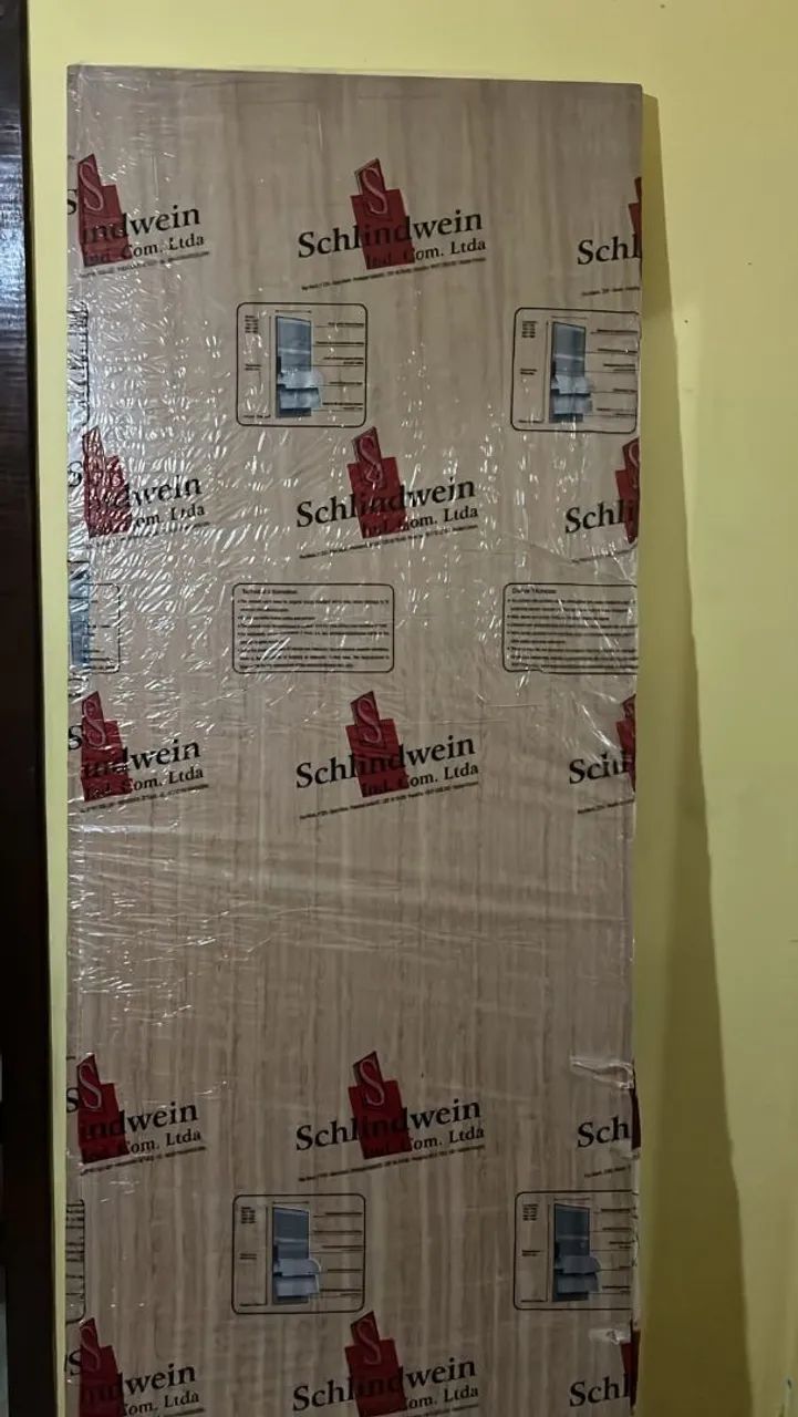Marceneiro assenta portas 