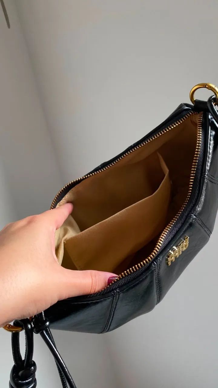 Bolsa Miu Miu Wander Preta com Ferragens Douradas - Foto 2