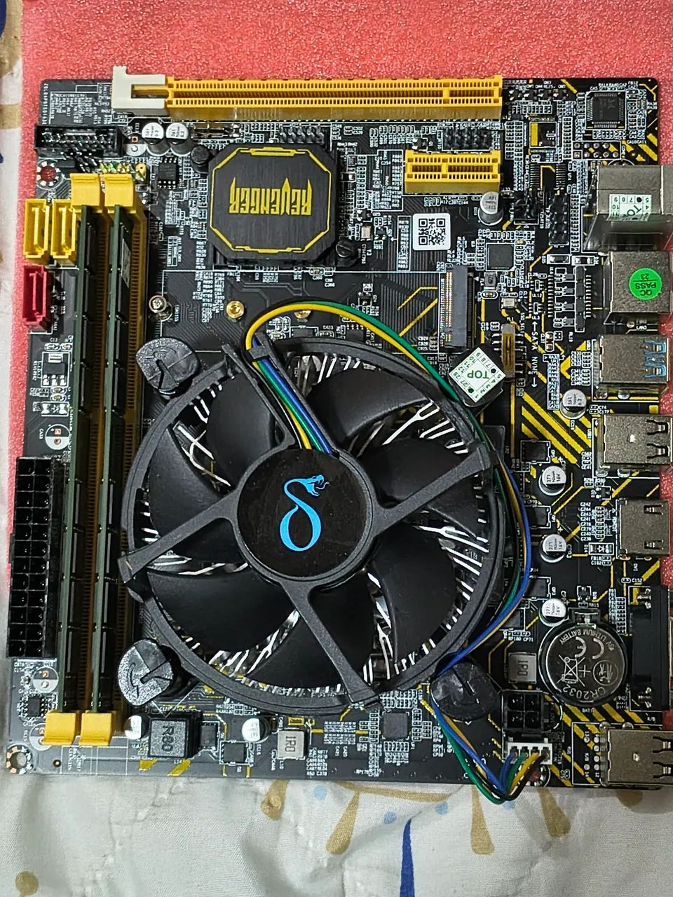 Vendo placa mãe com processador e 8 de memória ram 