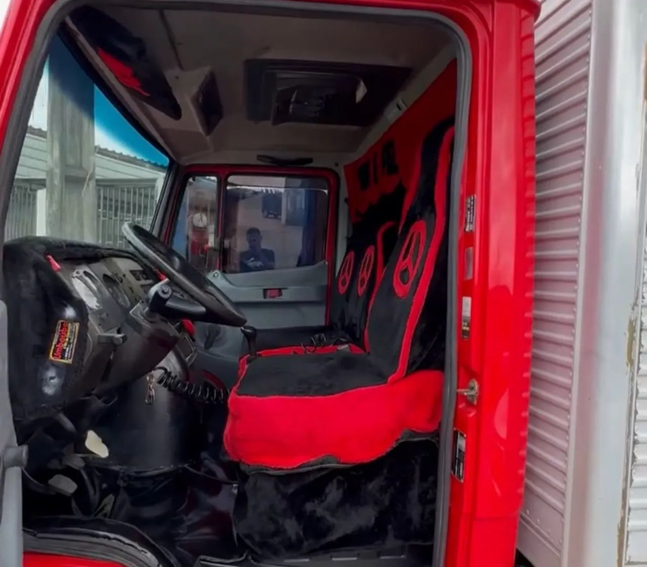 Caminhão  Mb 710 Plus  Baú  - Foto 4