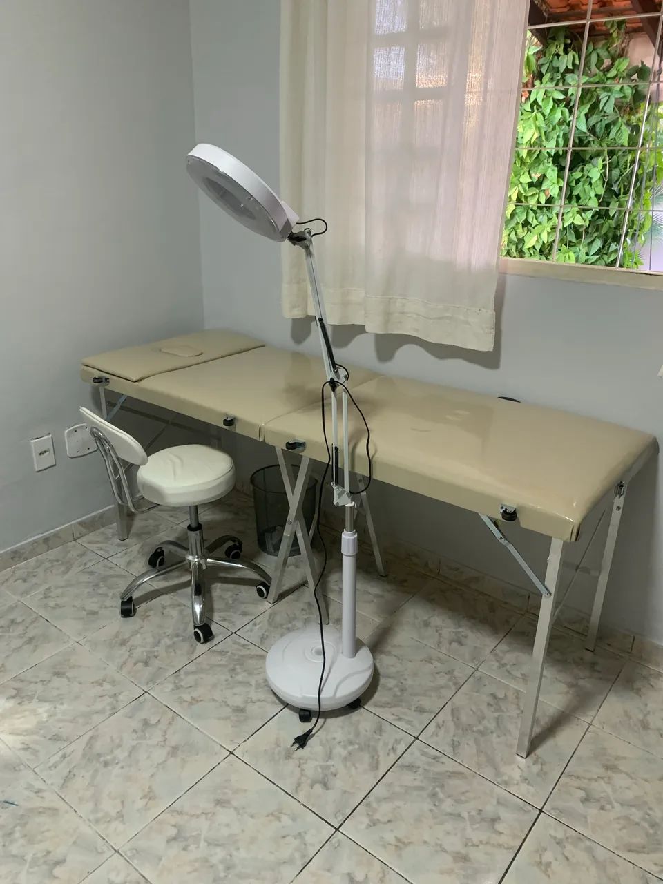 Maca, mocho e luminária com lupa