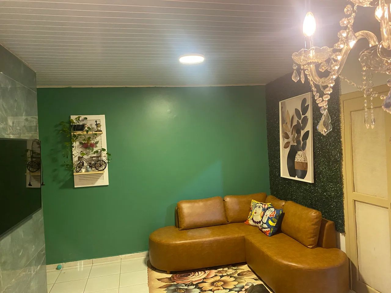 Vendo sofá de canto marro todo em courissimo comprado na mersi móveis  - Foto 2