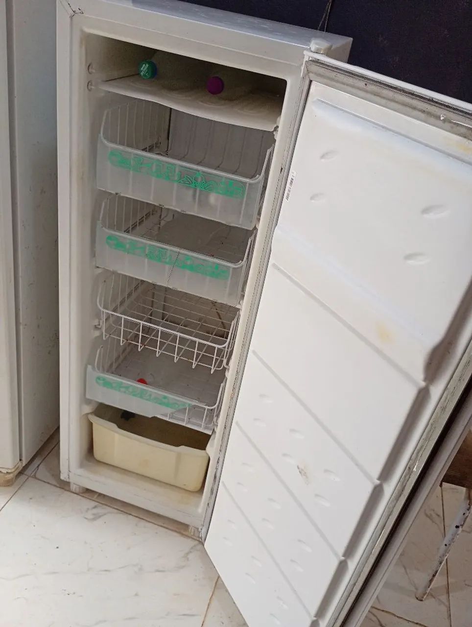 FREEZER VERTICAL CONSUL FUNCIONANDO PERFEITAMENTE BEM R$650 - Foto 3