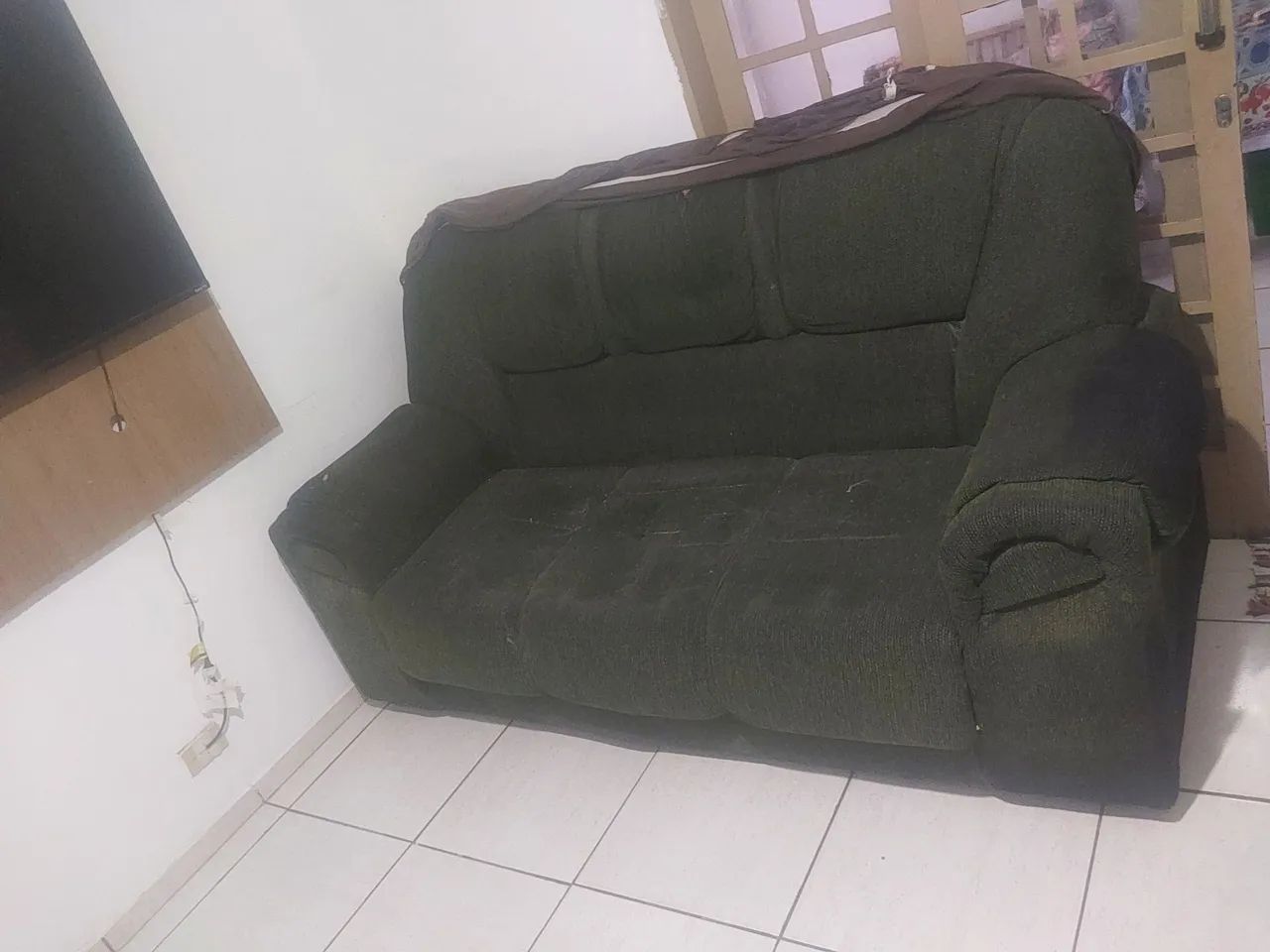 Sofa 2 e 3 lugares, com forro. Limpo bem cuidado.