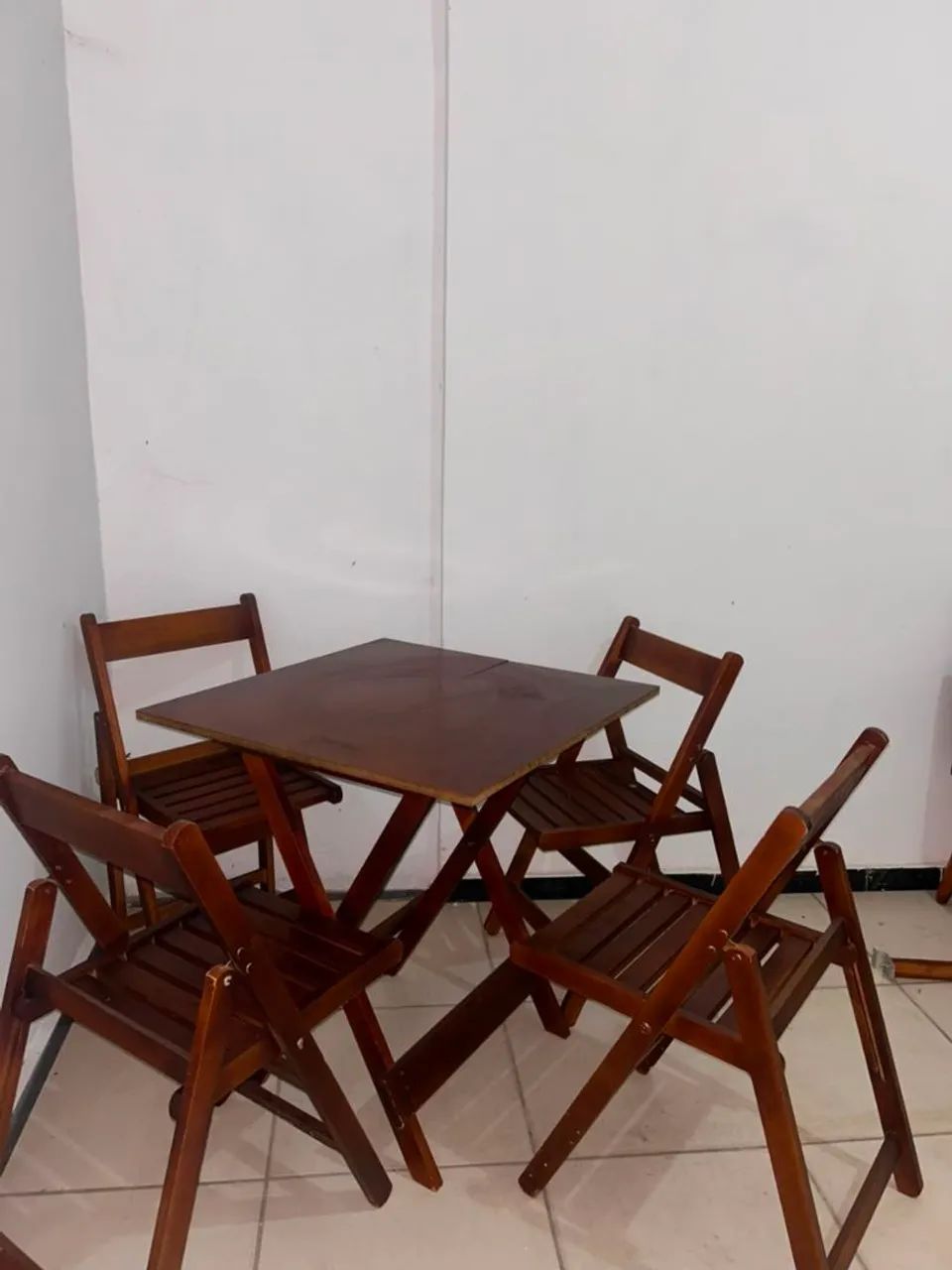 Jogo de mesa de madeira 