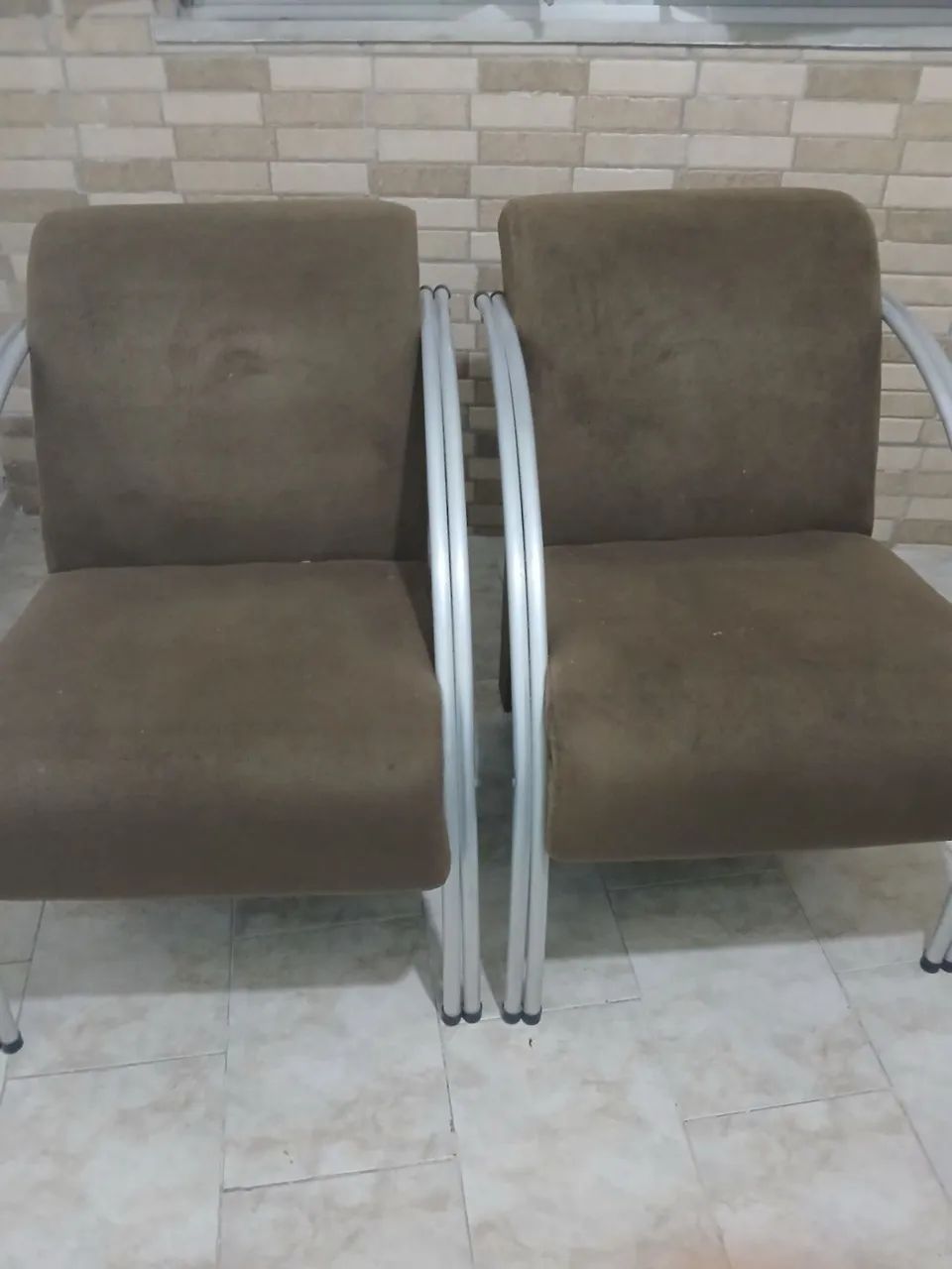 2 poltronas,cor marrom braços de inox em perfeitas condições  - Foto 2