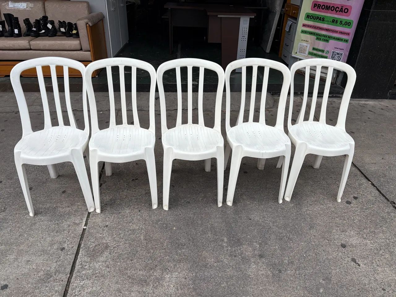 Kit 5 cadeiras de plastico brancas - Foto 2