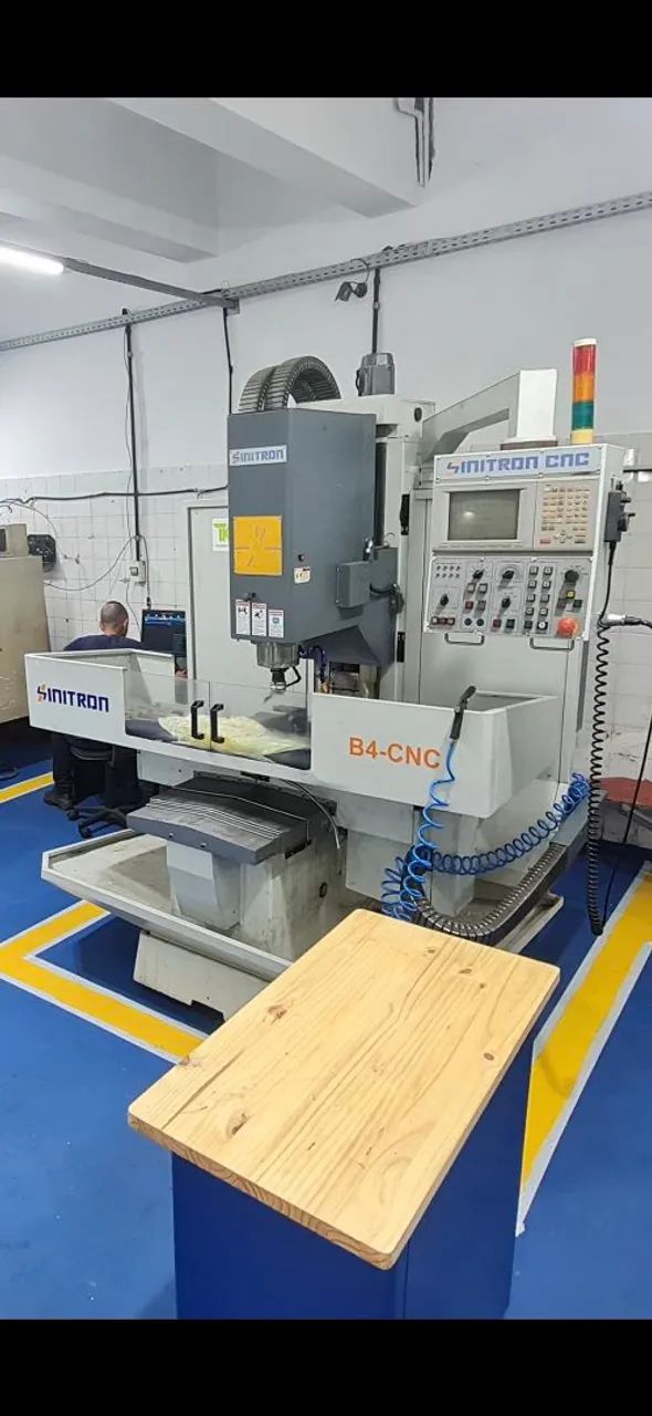 Fresadora CNC Marca Sinitron modelo B4 comando Mitsubishi. 