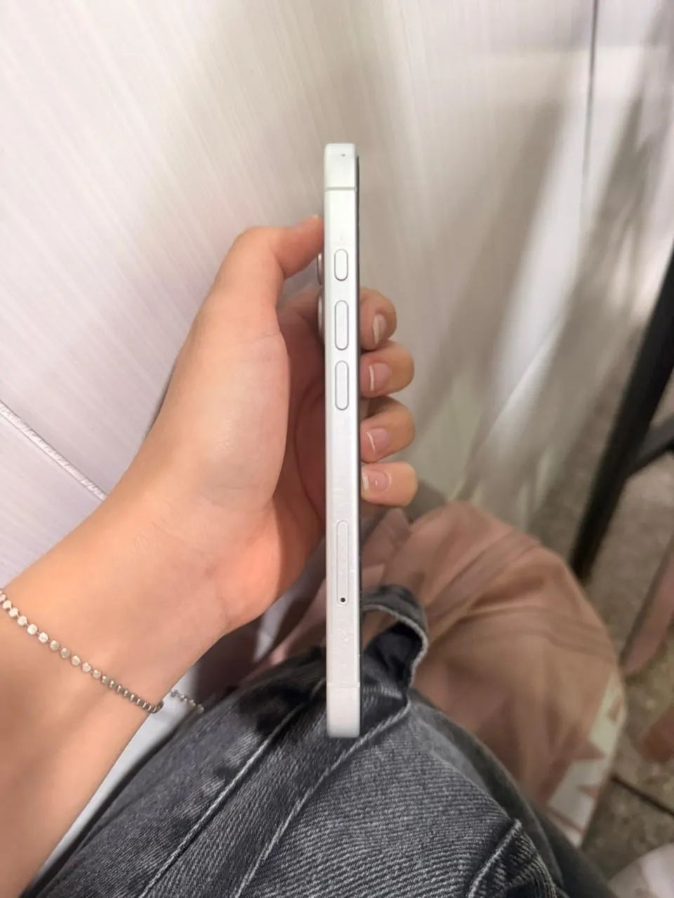 Vendo  iPhone 16 branco 128  3.980 - Foto 6