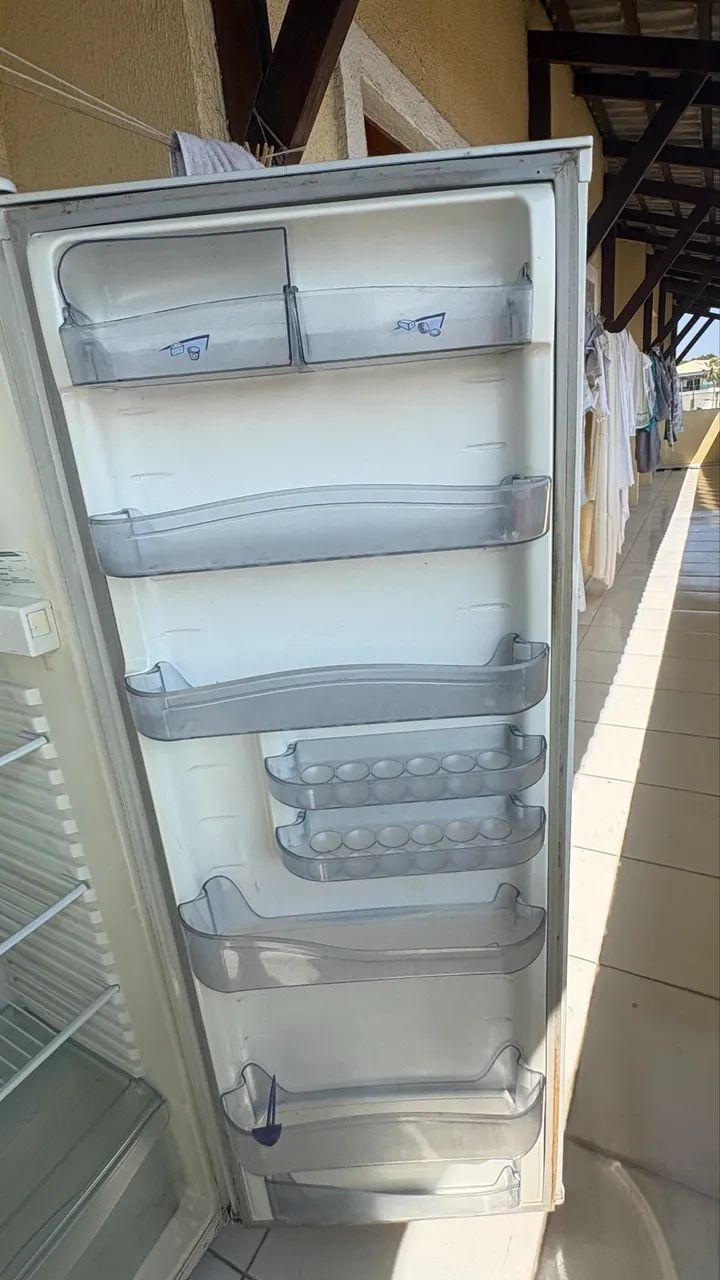 VENDO DUAS GELADEIRAS (uma com defeito) - Foto 4